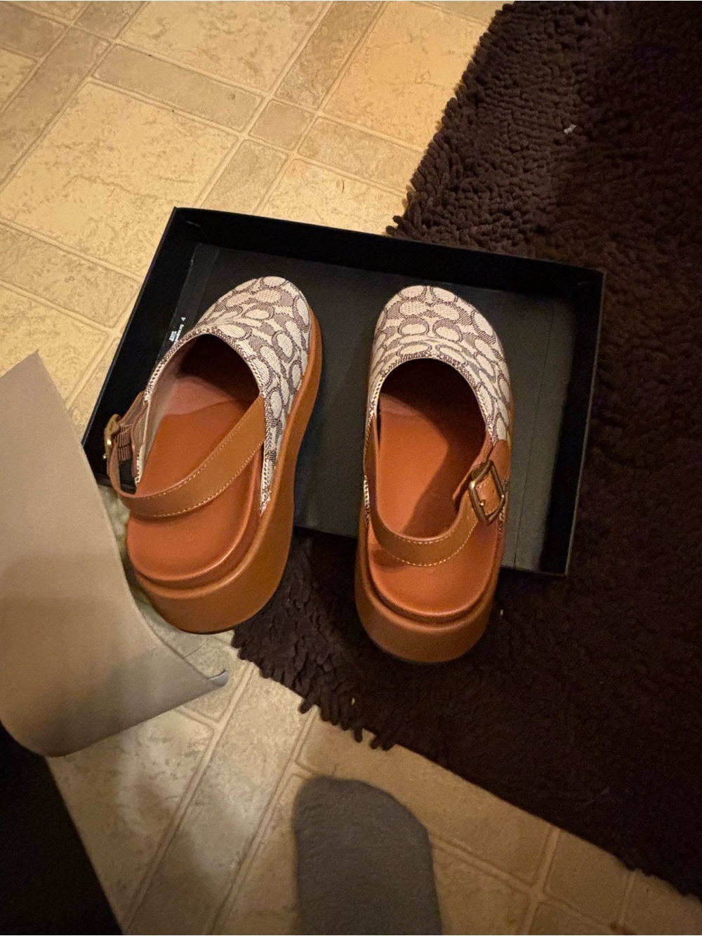 Size 7 platform clogs - Picture 3 of 5